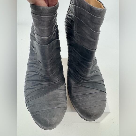 VPL by LD Tuttle Size 40.5 gathered leather gray heels with white heels - Picture 9 of 9